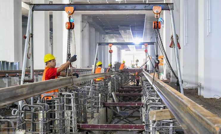刘富村车辆段，中铁四局施工人员正在进行轨排拼装、试车线建设等 