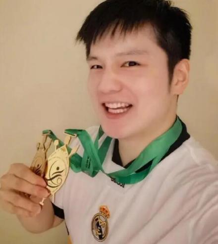 樊振东穿皇马球迷晒金牌