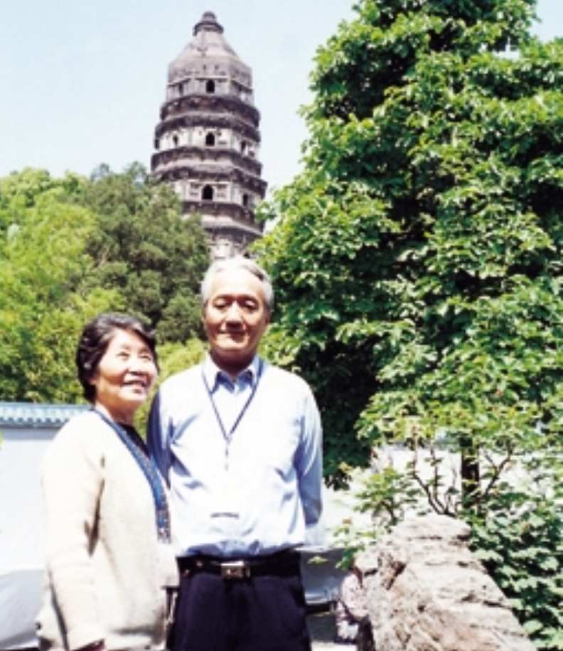2001年，常印佛与妻子汪德镛在苏州度假