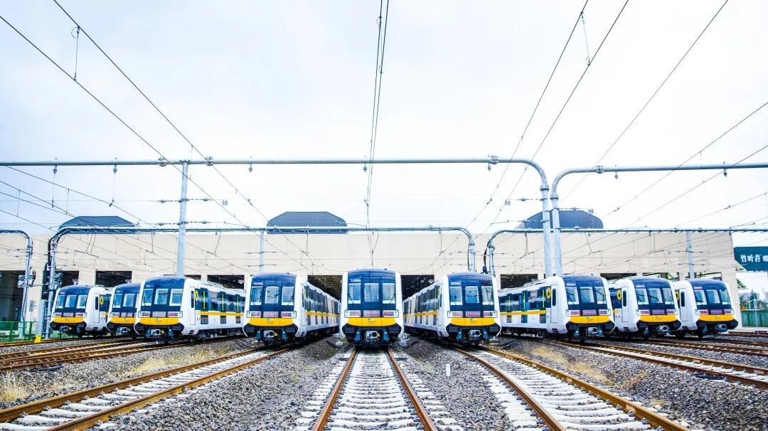 成都地铁9号线列车停靠在车辆段内