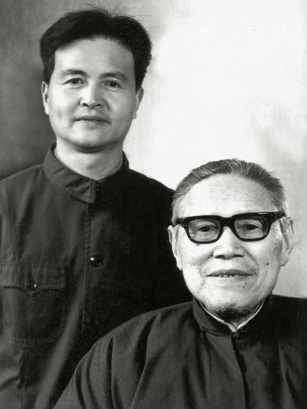 1974年，37岁的章祖安与陆维钊先生（右）