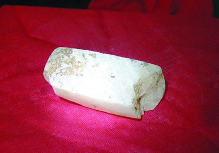 磁山遗址惊现万年前古玉石 