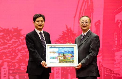 上海理工大学与香港沪江小学互赠纪念品