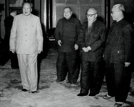 1957年毛泽东和黄炎培、陈叔通（左三）