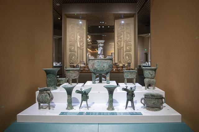 “伟大的商文明”展厅亚址墓出土文物展示