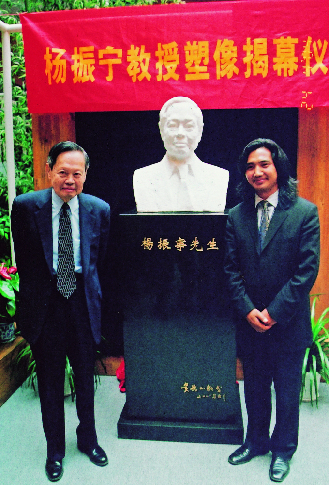 2002年，杨振宁和吴为山在杨振宁塑像旁留影