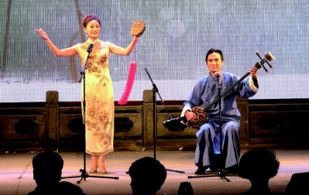 莺歌柳书《老鼠告猫》演出现场