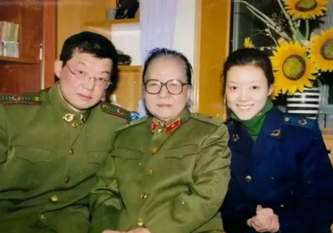 车晓彤（左一）与母亲女儿合影