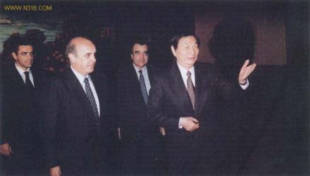 朱镕基总理(右)和澳门总督韦奇立(左)