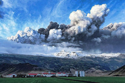 爱尔兰一家农场附近拍摄到的火山灰黑云