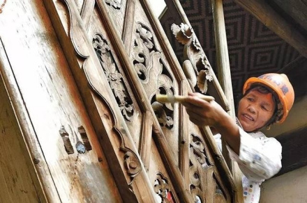 程氏三宅里，工人清理雕花楼梯