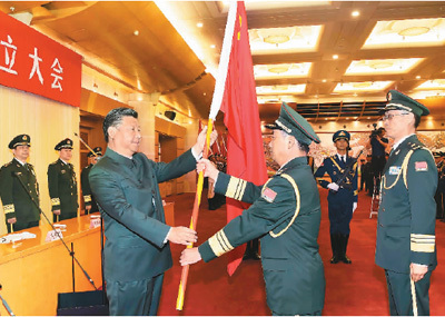 习近平向武汉联勤保障基地司令员、政治委员授军旗