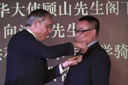 中国制片人沈健被授予骑士勋章 
