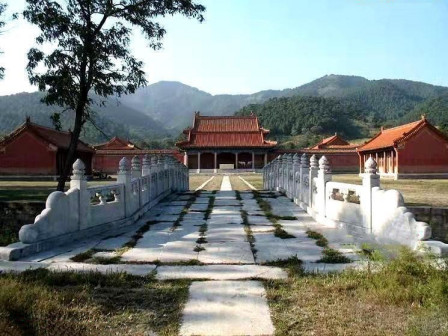 三孔拱桥桥面