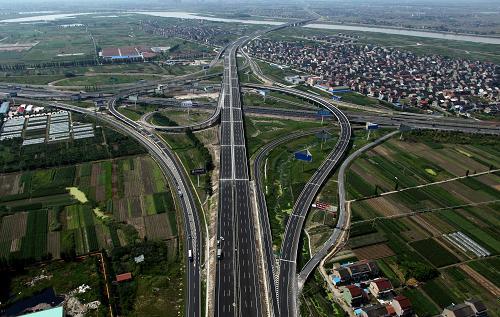 嘉兴至绍兴跨江公路通道、杭甬高速和上三高速交叉的沽渚枢纽
