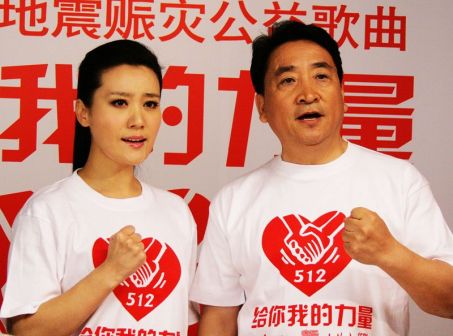 谭晶与姜昆录制抗震救灾歌曲《给你我力量》（图2 ）