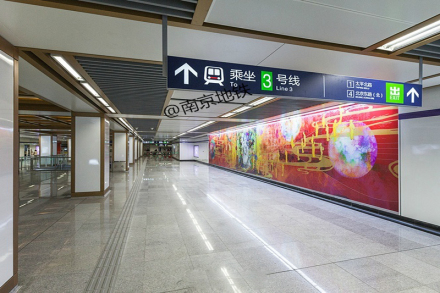4号线鸡鸣寺站站厅文化艺术墙：曹雪芹
