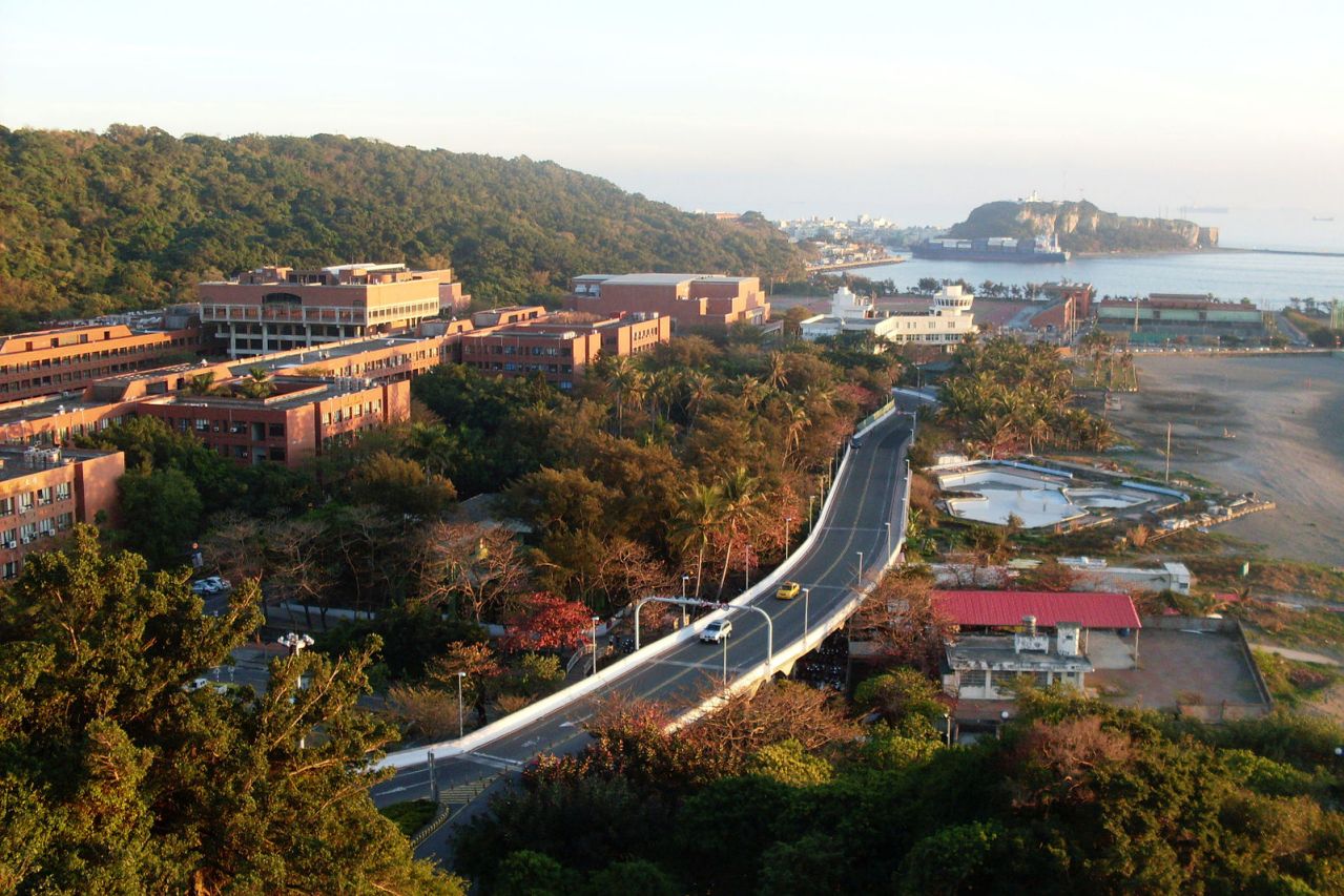 从柴山鸟瞰西子湾校区