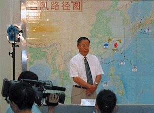 2004年时任中国气象局局长秦大河亲自在央视天气预报播报台风路径 
