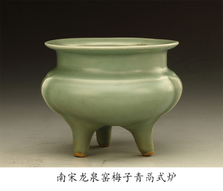 南宋龙泉窑梅子青釉鬲式炉 无锡博物院藏