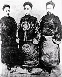 左为梁启超，右为康有为。