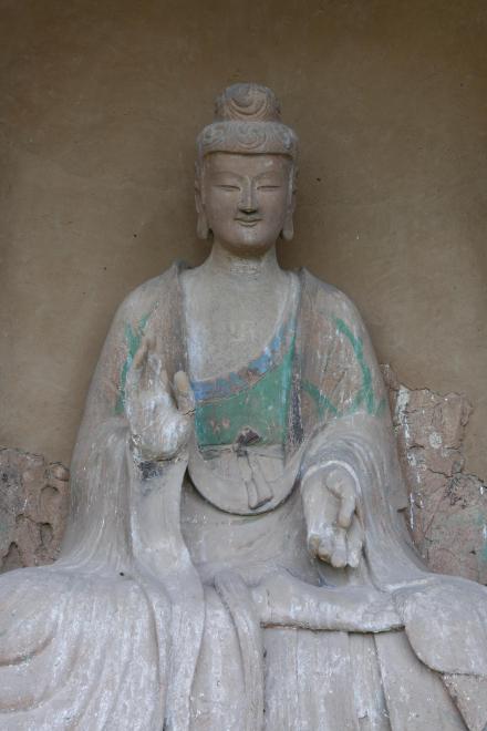 麦积山石窟第44窟，正壁的主佛，有“东方的微笑”之称 
