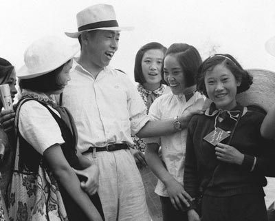 郑律成在乡间采风