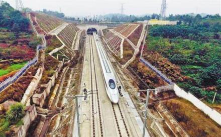 列车行驶在成渝高速铁路上 