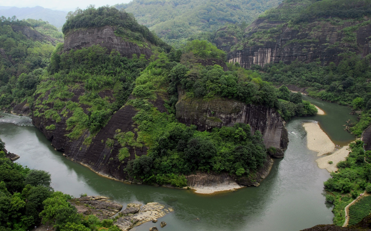 武夷山景区内九曲溪一带峰岭