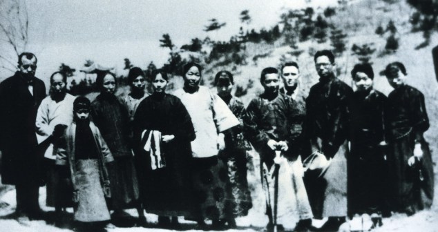 1925年4月，宋庆龄等人在紫金山考察墓址