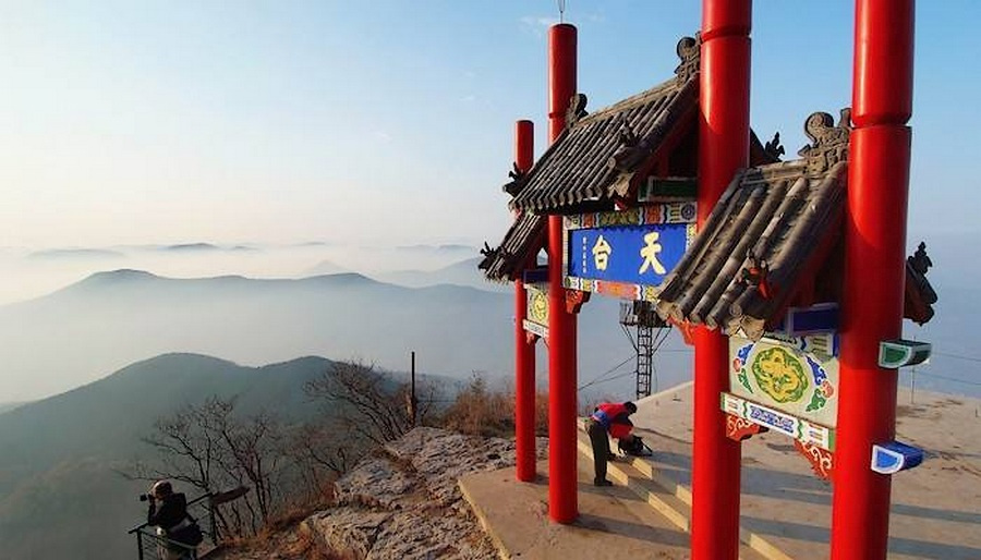 通往山顶天台的石坊