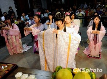 汉族少女向月神祷告