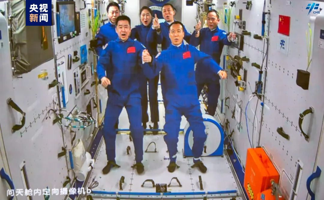两个航天员乘组首次实现“太空会师”