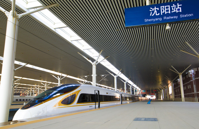 复兴号CR400BF-G型电力动车组停靠在沈阳站