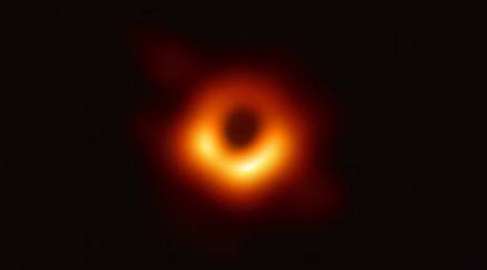 2019年4月10日，人类首次拍摄到黑洞照片，位于M87星云 