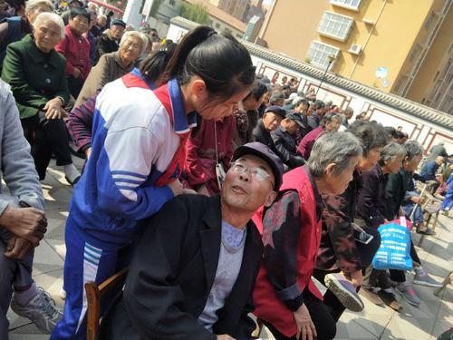 大名镇岳庄小学参加岳庄村首届孝心敬老活动