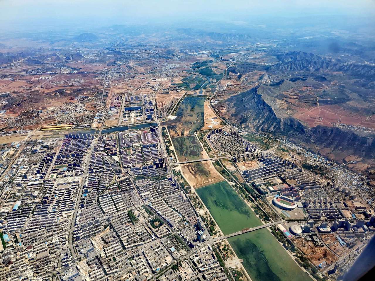 大凌河两岸朝阳市区