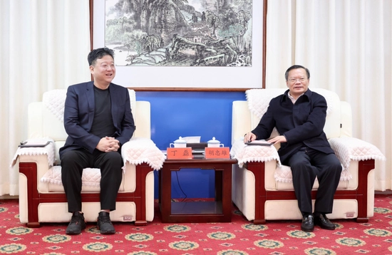 2023年1月，丁磊与贵阳市委书记胡忠雄（右）举行会谈