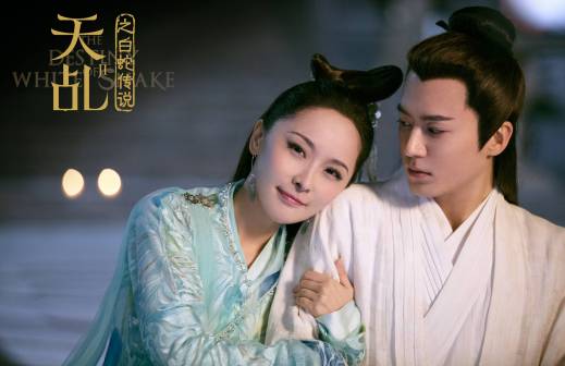 《天乩之白蛇传说》中饰演小青（左一）