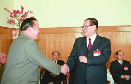 1996年3月17日，江泽民同志和万国权同志亲切握手