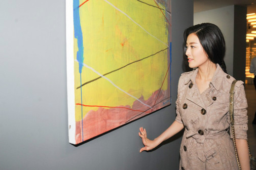 常思思受邀出席谭平画展