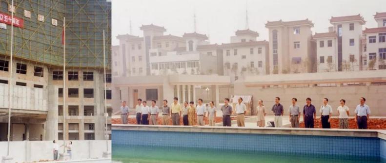 1999年9月，学院初创期首批员工举行升旗仪式