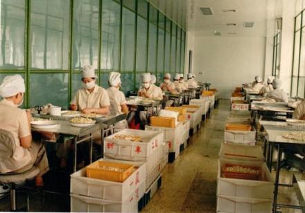 同仁堂制药厂制剂车间包玻璃纸、包金生产现场