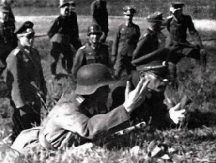 1943年弗拉索夫与德军军官视察德军中俄罗斯志愿营