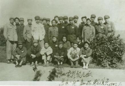 1949年东影早期译制片人员在兴山合影