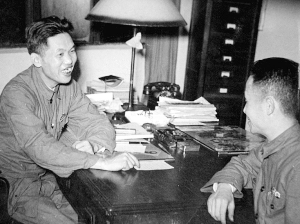 1951年，恽逸群（左）在解放日报办公室