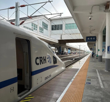 和谐号CRH2A“带鱼”动车组停靠威海站