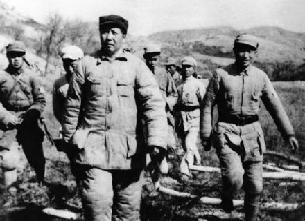 郑新潮（右三）南泥湾
