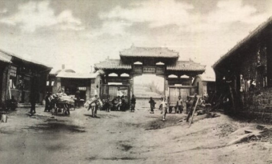 民国时期城内南大街北端佑顺寺牌楼