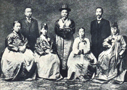 穿朝鲜民族服装的伊藤博文（中）